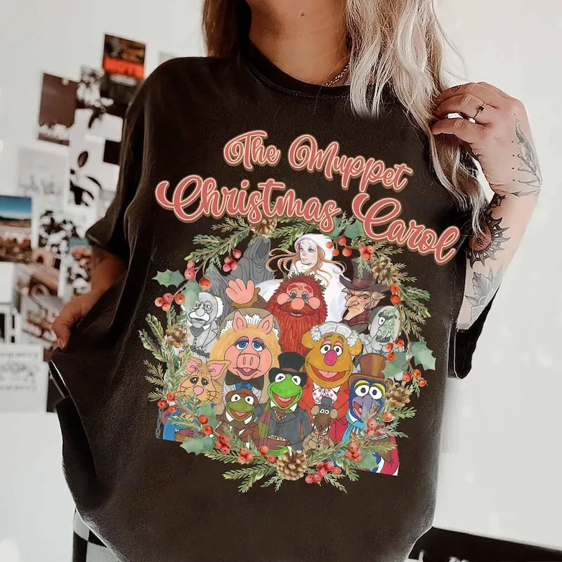 Product Retro The Muppet Christmas Carol Group T-shirt Hoodie Sweater Wreath Gonzo Kermit Frog Rizzo Piggy Santa Xmas Disneyland